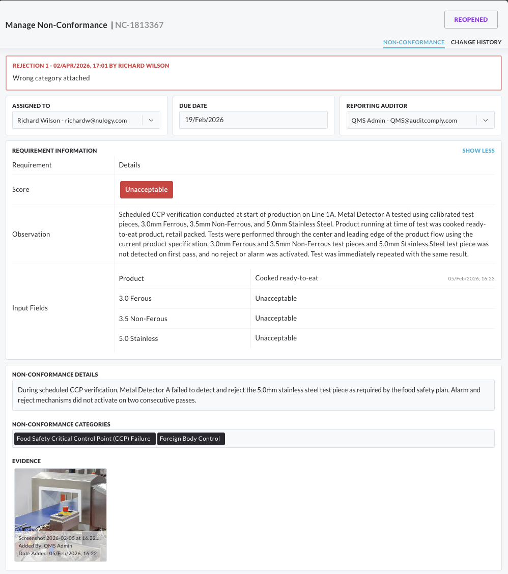 Gestión de no conformidades y medidas correctivas y preventivas (CAPA) en Nulogy FSQA, que muestra el historial de rechazos, la responsabilidad, los requisitos incumplidos, las descripciones, las categorías y el registro de pruebas
